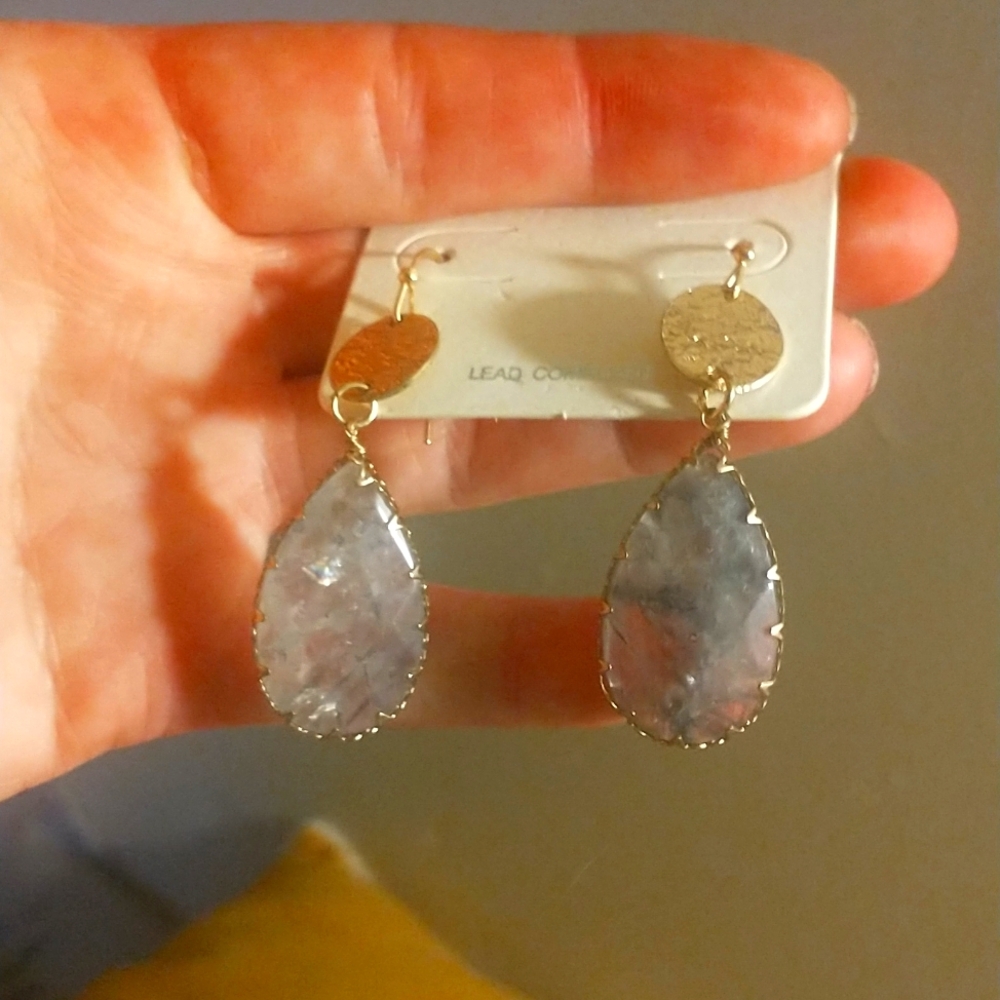 Influence GORGEOUS Grey Blue Diamond Cut Geode Druzy Gold Tone Dangle Earrings - Picture 4 of 10